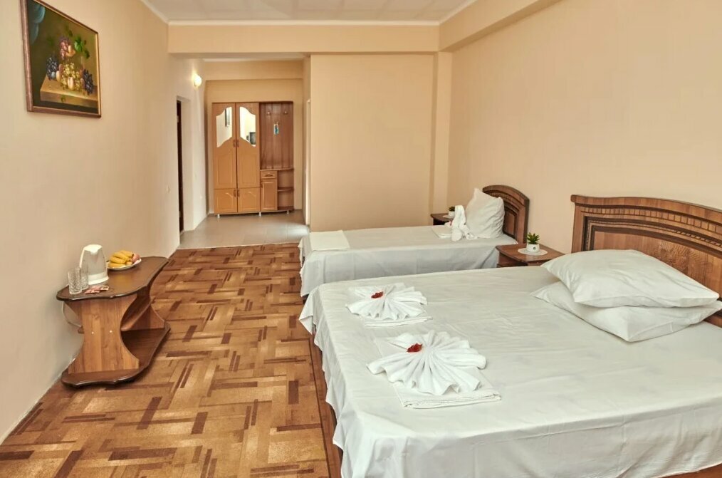 Гостиница Глобус Лоо-75