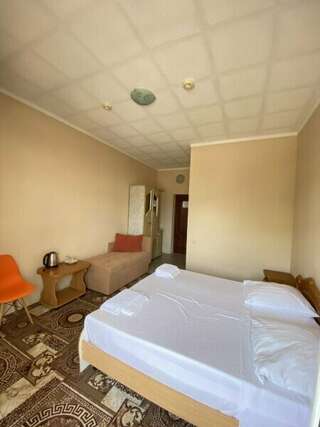 Гостиница Глобус Лоо Стандартный трехместный номер-7