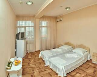 Гостиница Глобус Лоо Стандартный трехместный номер-5