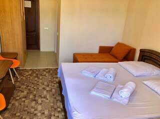 Гостиница Глобус Лоо Бюджетный двухместный номер с 2 отдельными кроватями-4