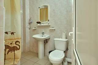 Гостиница Глобус Лоо Семейный номер с балконом-4