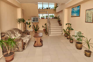 Гостиница Глобус Лоо-1