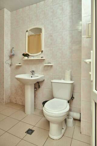 Гостиница Глобус Лоо Семейный номер с балконом-5