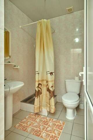 Гостиница Глобус Лоо Бюджетный двухместный номер с 2 отдельными кроватями-7