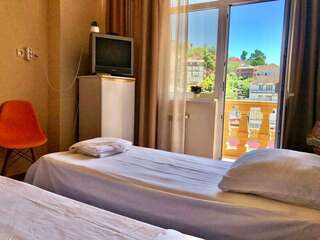 Гостиница Глобус Лоо Бюджетный двухместный номер с 2 отдельными кроватями-3