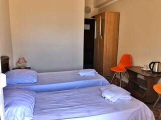 Гостиница Глобус Лоо Бюджетный двухместный номер с 2 отдельными кроватями-2